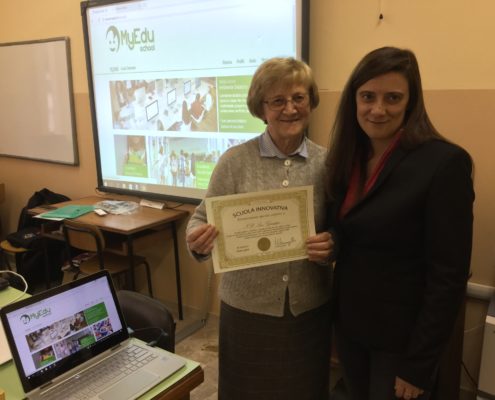 Benedetta Negri consegna alla vice preside il diploma di Scuola Innovativa