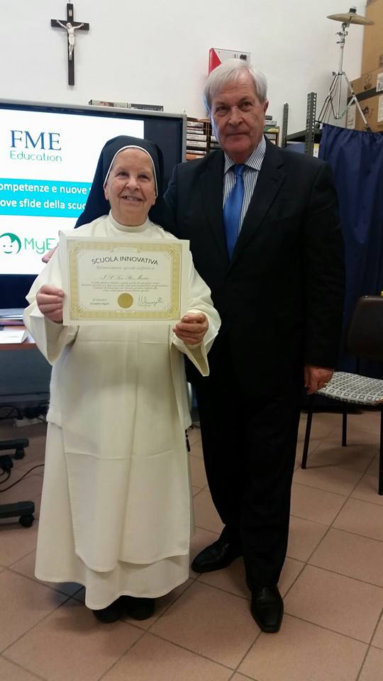Diploma di Scuola innovativa per l'IP San Pier Martire Firenze consegnato alla Dirigente Suor Giuseppina