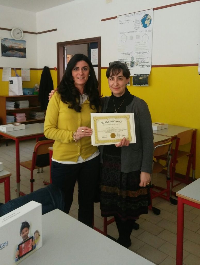 Primaria S. Pellico a Lugagnano: Federica Cavestro consegna alla dirigente il diploma di scuola innovativa