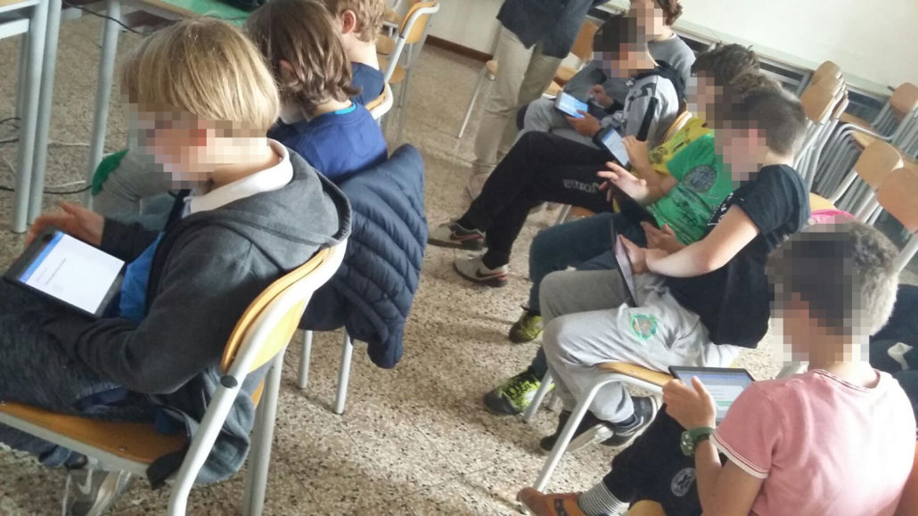 I ragazzi delle quinta in classe con il tablet MyEdu