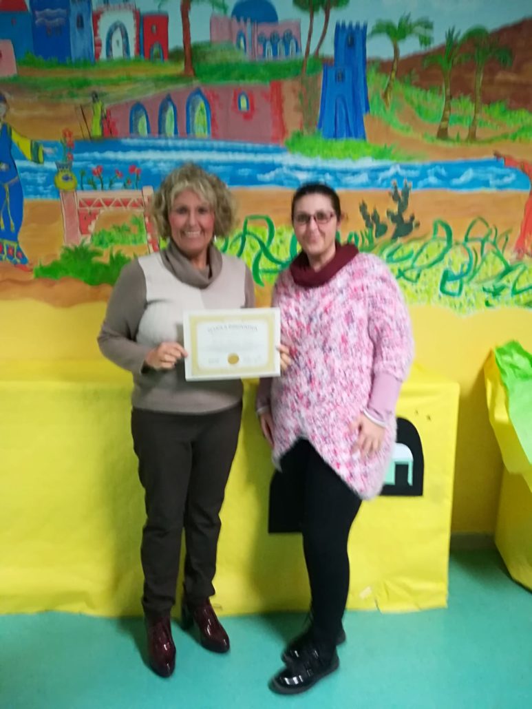 MyEdu alla DD Ragusa di Palermo: la tutor Marianna consegna alla Dirigente Rosalia Scalia il diploma di Scuola Innovativa