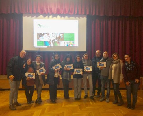 FME Education: la tutor Marianna con un gruppo di docenti che hanno partecipato al seminario di formazione