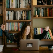 Bambina mentre studia con didattiche innovative digitali