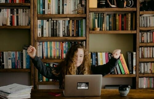 Bambina mentre studia con didattiche innovative digitali